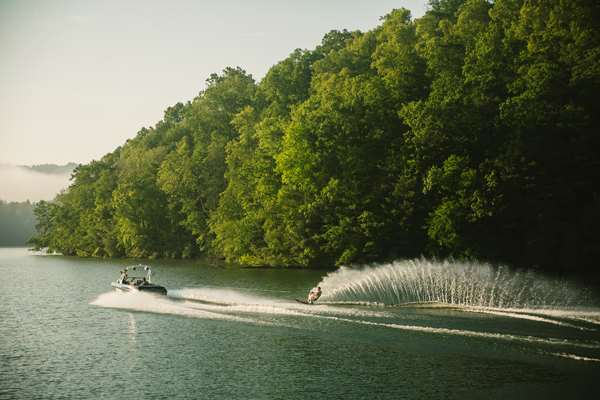 Malibu-20VTX-Waterskiing-2