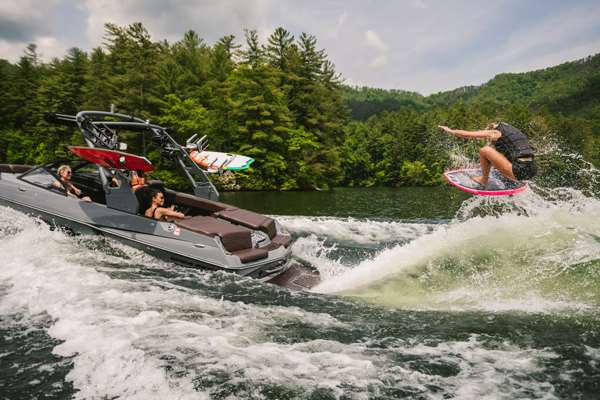 Malibu-22-MXZ-Wakesurfing