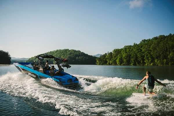 Malibu-24-MXZ-Wakesurfing